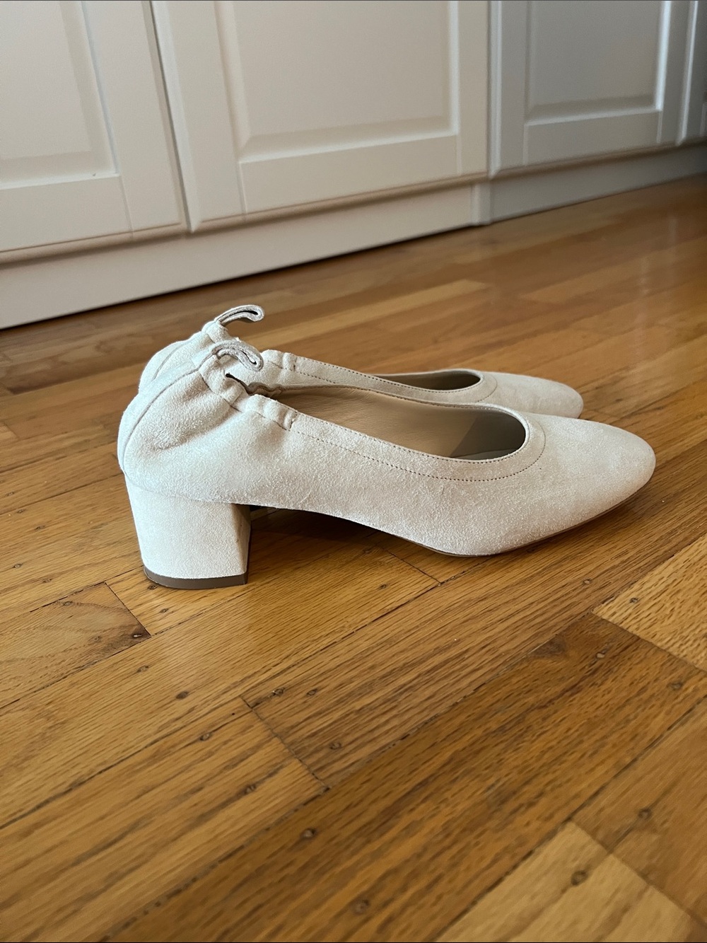 EUC Everlane Beige cream suede day pump 2” block heels size 6.5